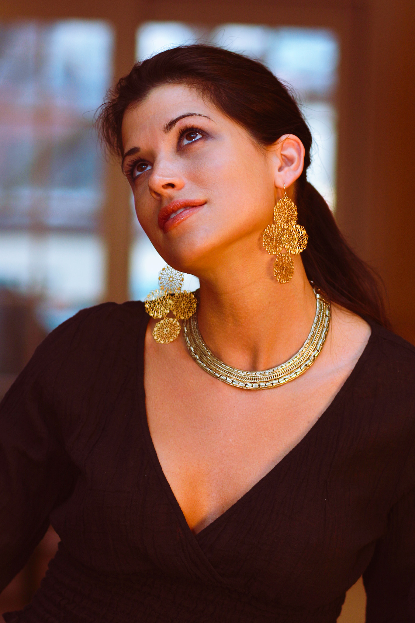 The exact lighting setup is lost to memory now, but this was probably one of the earlier portraits using warm tungsten light, possibly before a Speedlite became part of the kit.
Looking at it today, the setup almost feels less important. A fast prime, some good window light, and a relaxed subject can already take you a long way. Simple setups often leave more room for portraits to feel natural and authentic.